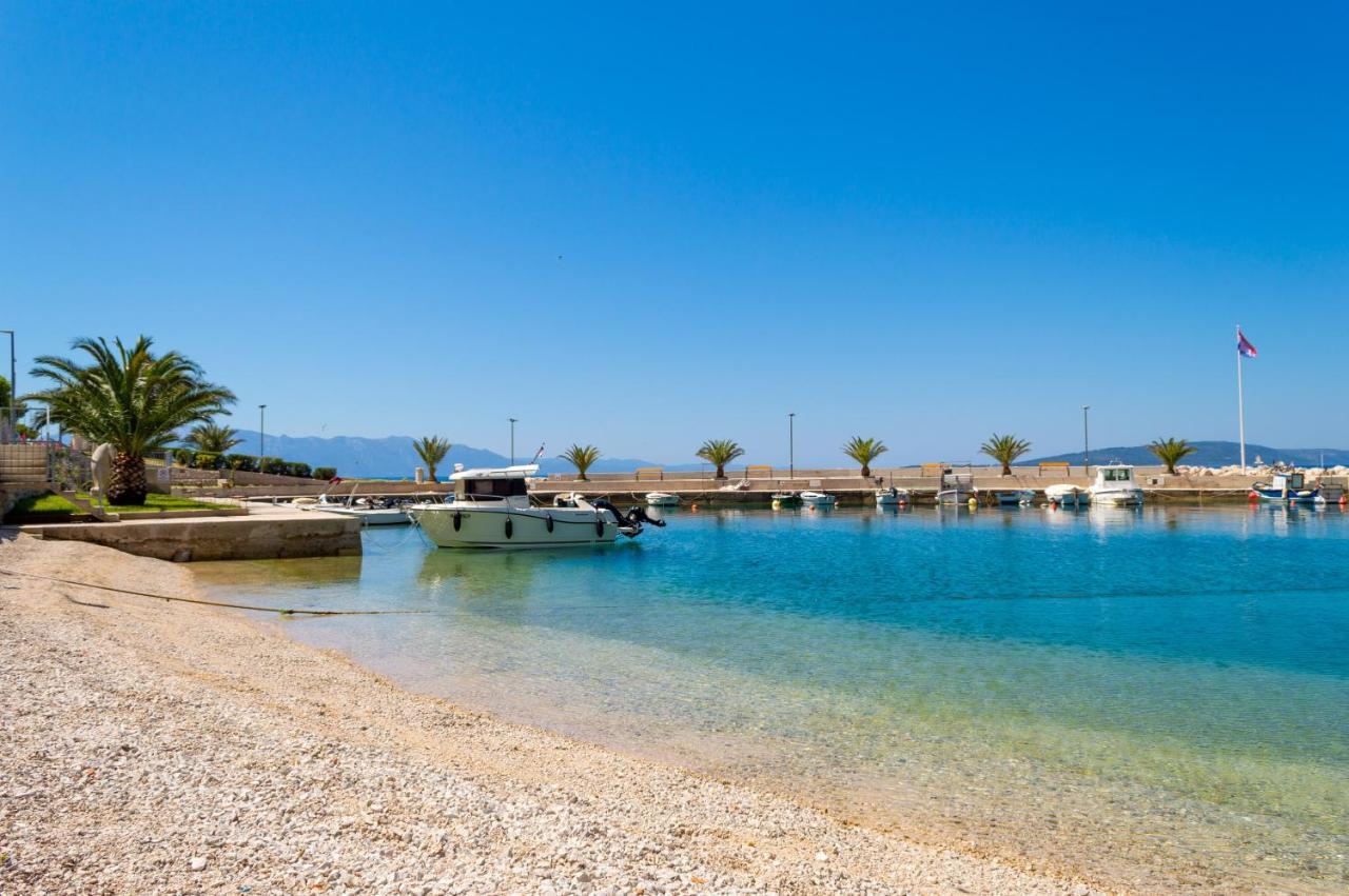 Apartments Ivica - Beachfront Дрвеник Экстерьер фото
